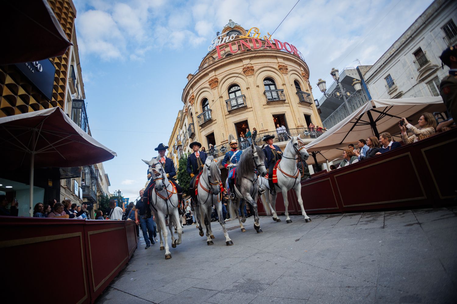 Así ha sido el desfile ecuestre por el centro de Jerez