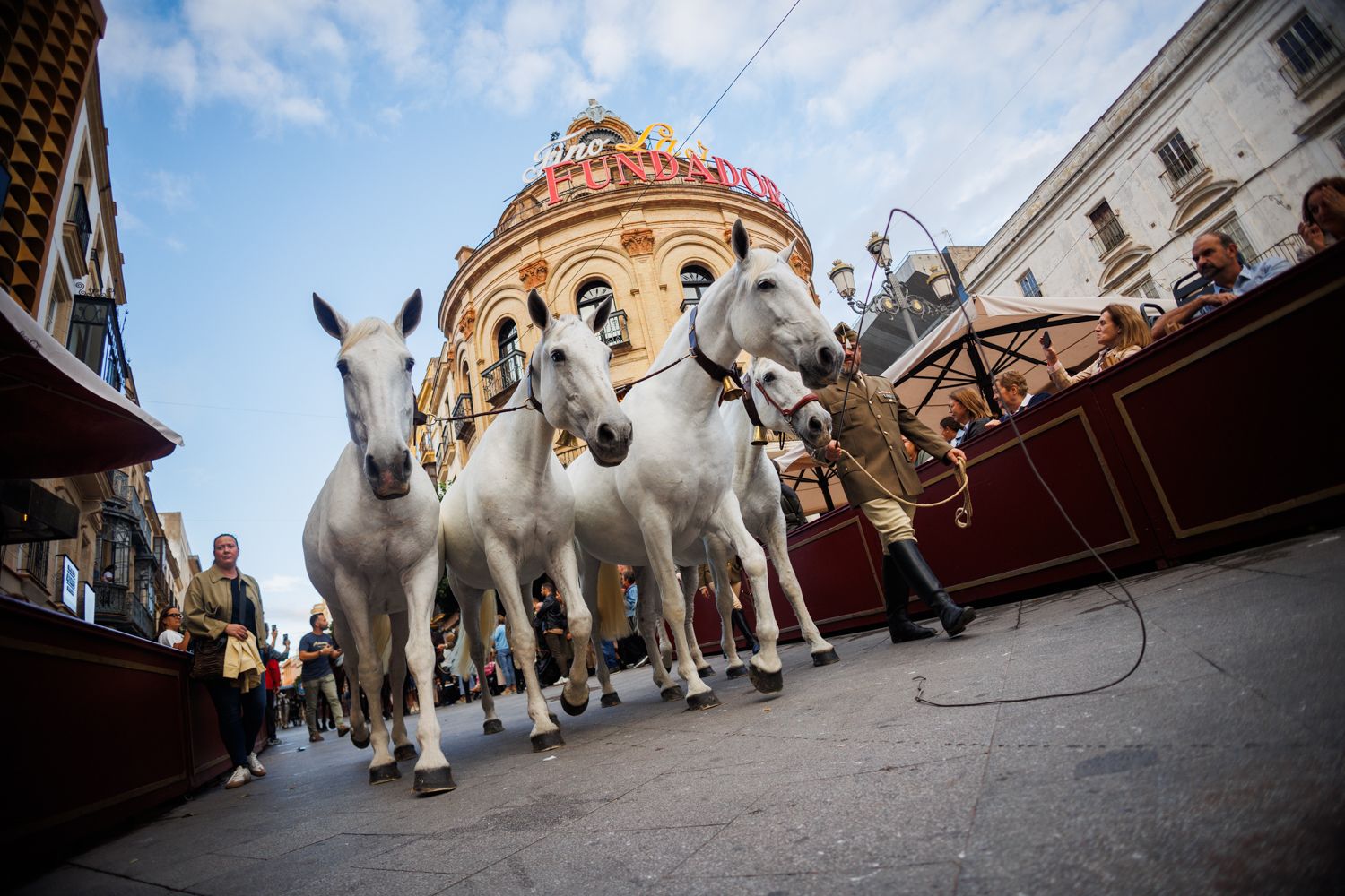 Así ha sido el desfile ecuestre por el centro de Jerez