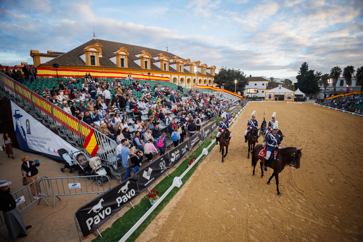 Así ha sido el desfile ecuestre por el centro de Jerez