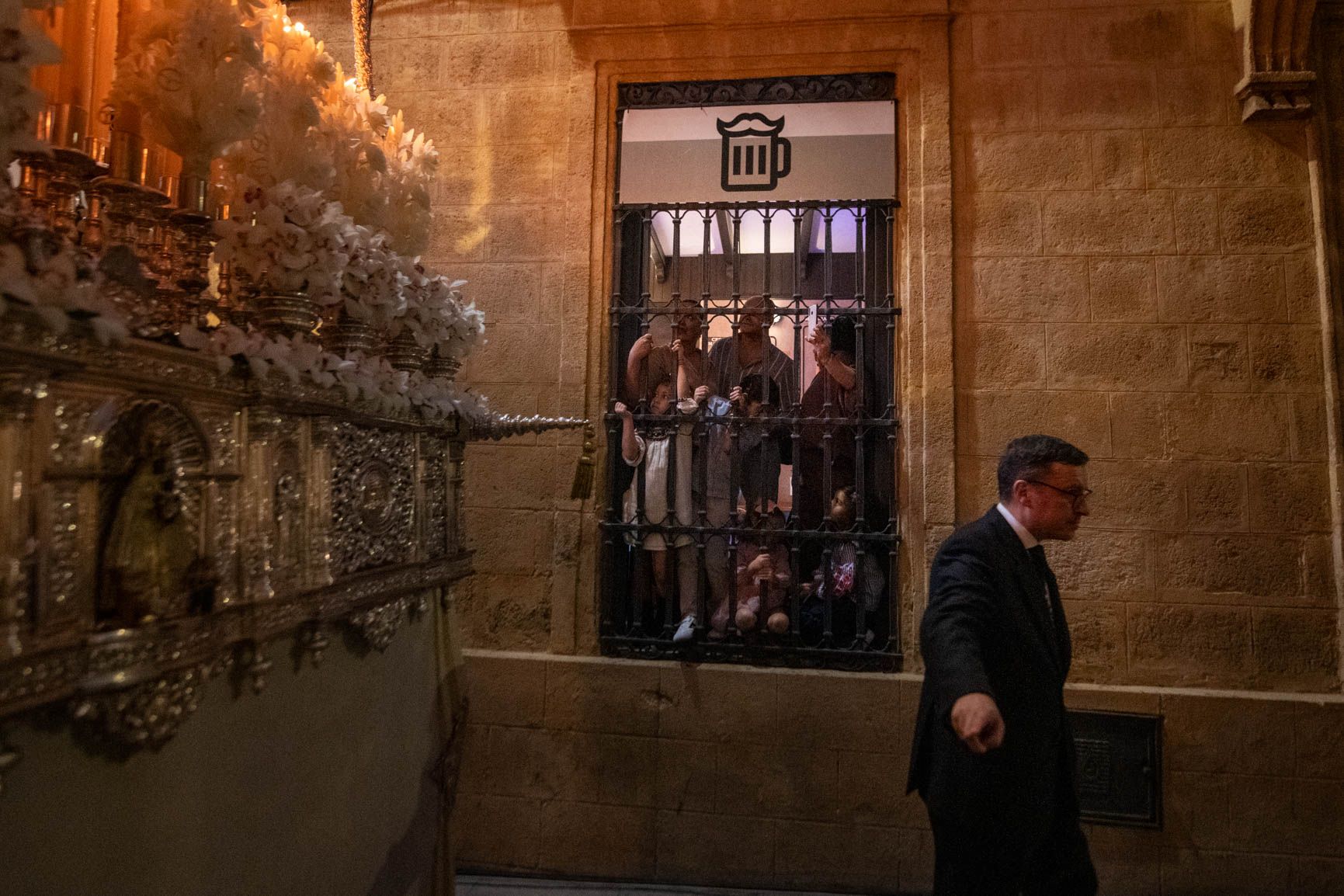 Racero ante el palio de Madre de Dios de la Misericordia en la pasada procesión Magna. Racero ante el palio de Madre de Dios de la Misericordia en la pasada procesión Magna.