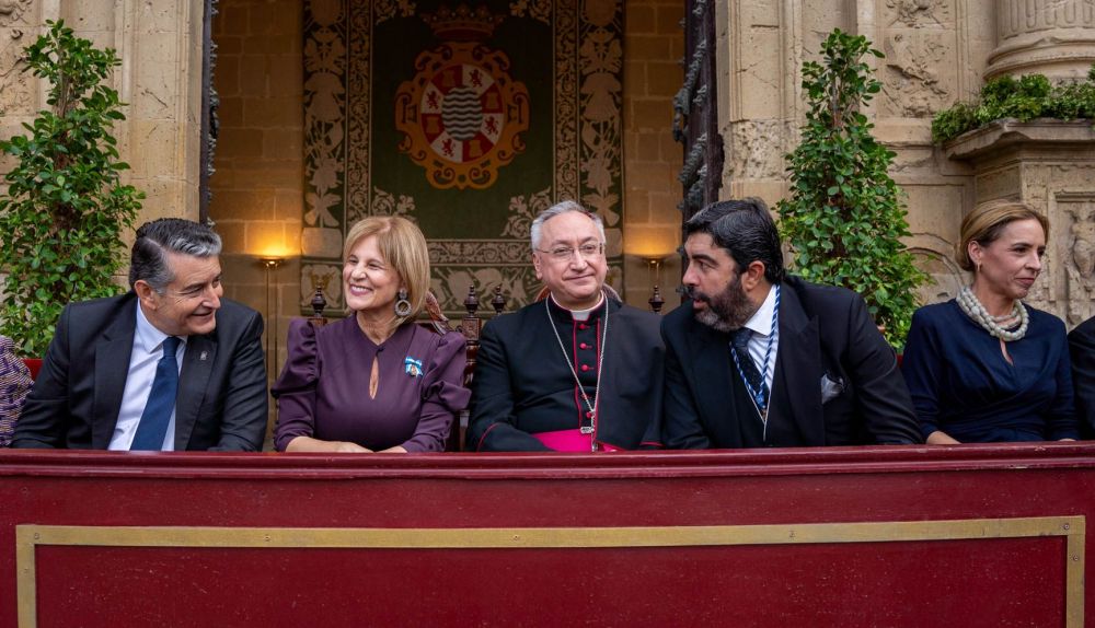 El palco de autoridades con García Cordero junto al obispo Rico Pavés.