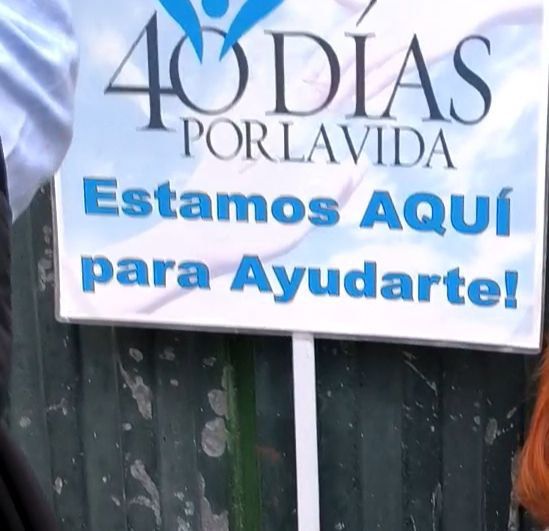 Uno de los carteles frente a la clínica.