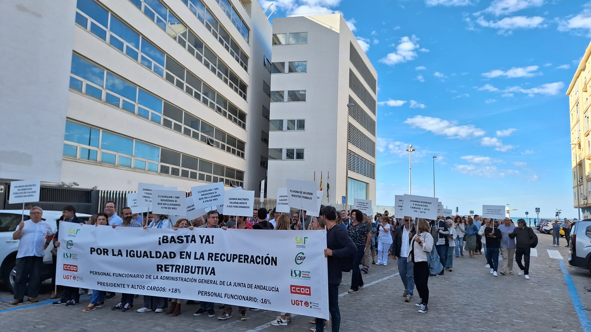 Concentración de todos los sindicatos de funcionarios para pedir la revisión de los complementos.