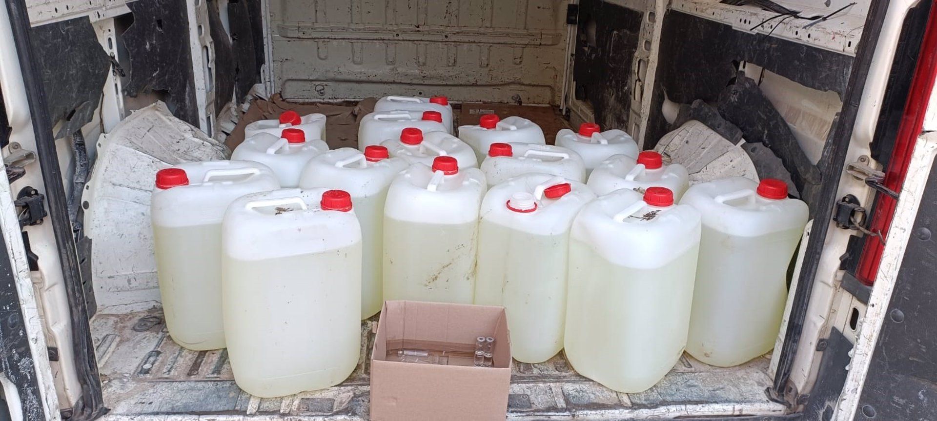 Las garrafas de combustibles interceptadas por la Guardia Civil.