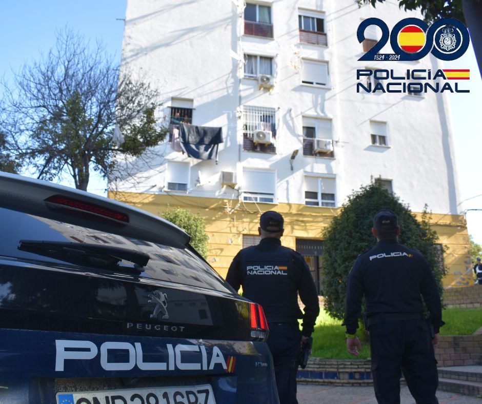 La Policía frente a dos de las viviendas que han caído en este cerco a la droga.