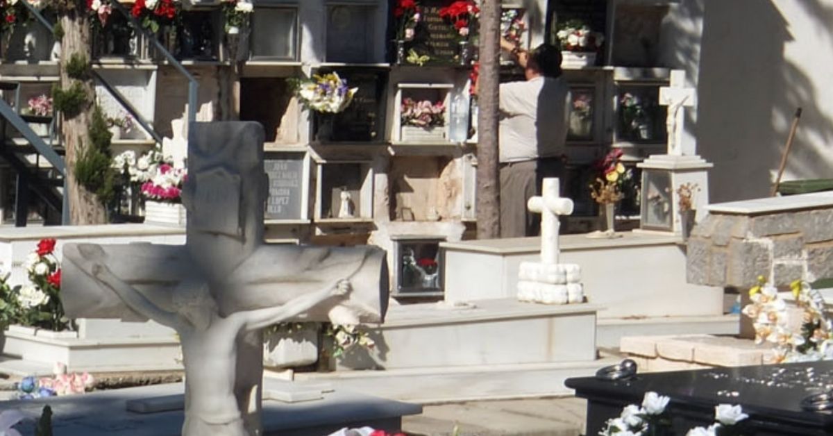 Un hombre no ha podido ser enterrado en Málaga, como era su deseo, por una confusión en los cadáveres. Un hombre no ha podido ser enterrado en Málaga, como era su deseo, por una confusión en los cadáveres.