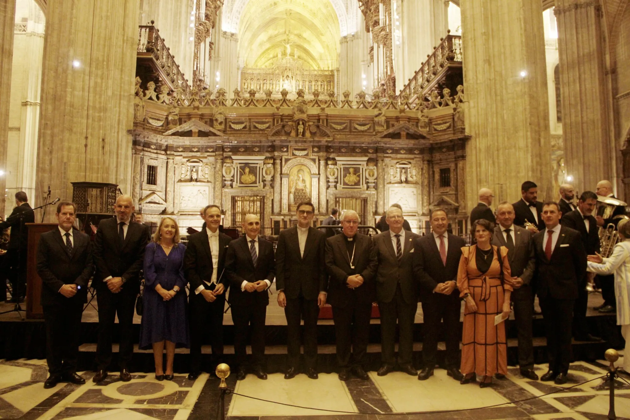 El Congreso Internacional de Hermandades. Autoridades y músicos posando en el trascoro de la Catedral en el estreno del himno. 