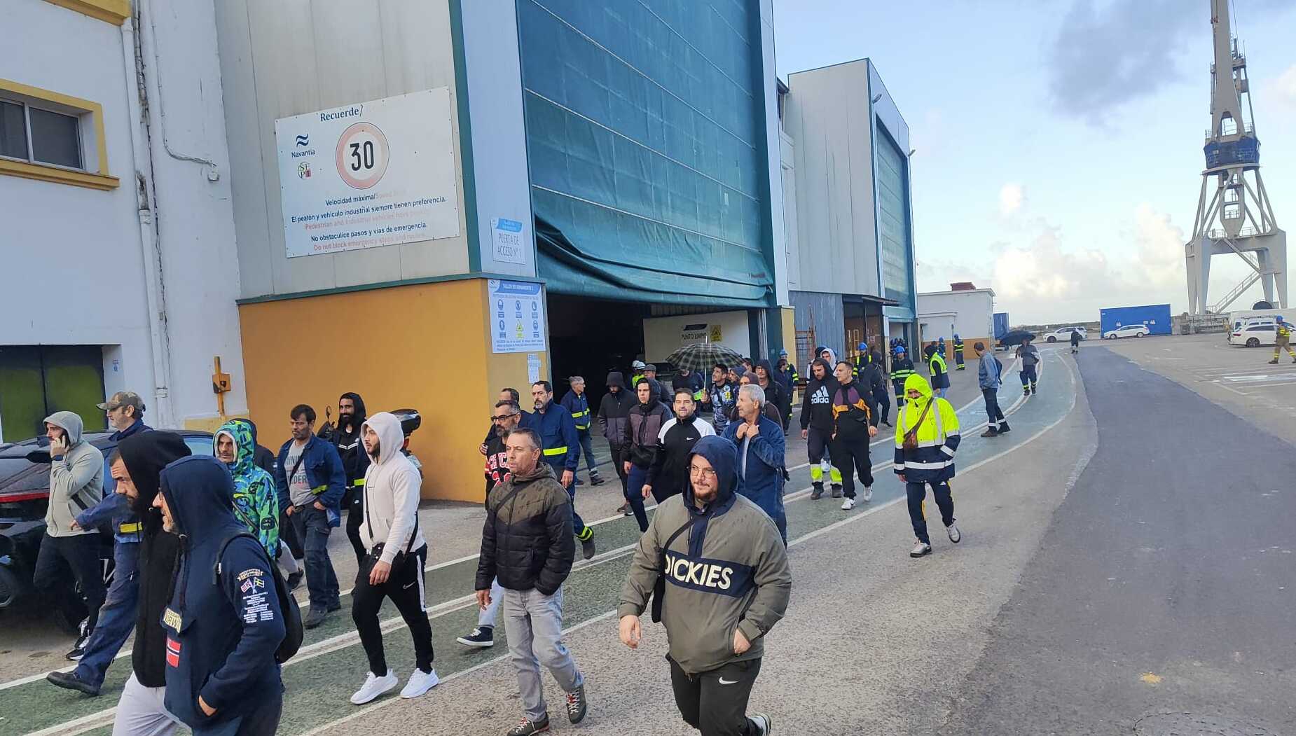 Los trabajadores de la auxiliar de Navantia, a los que deben dos meses de sus salarios.