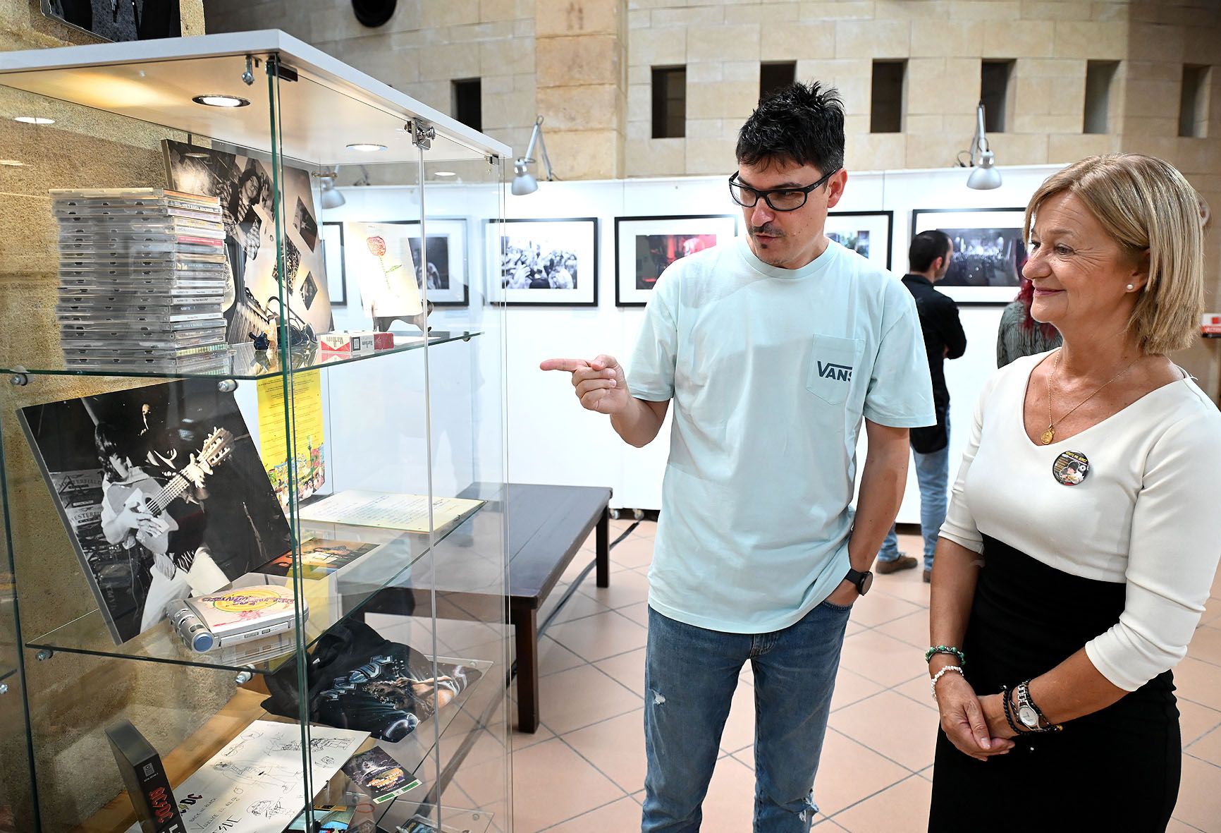 Manu Benítez, hermano de Migue Benítez, con la delegada Carmen Pina en la exposición.