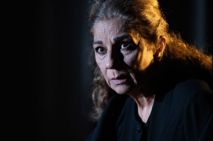 Lolita, en el papel de Poncia, que no pudo interpretar Lola Flores.