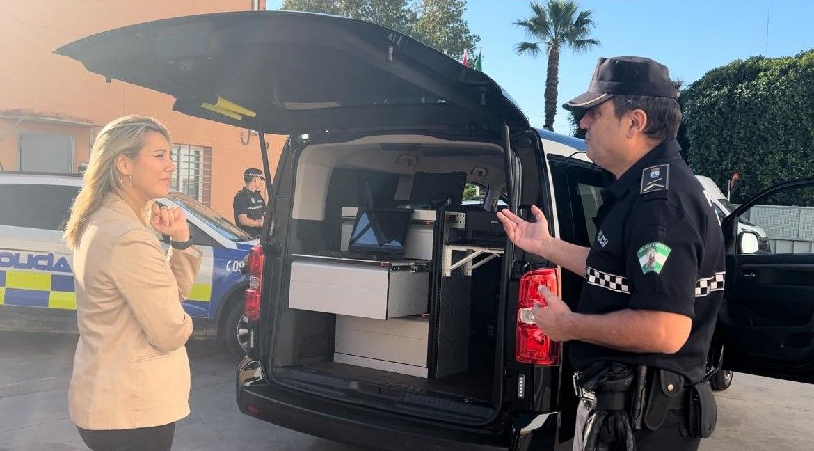La alcaldesa recibiendo explicaciones sobre el nuevo vehículo policial. 