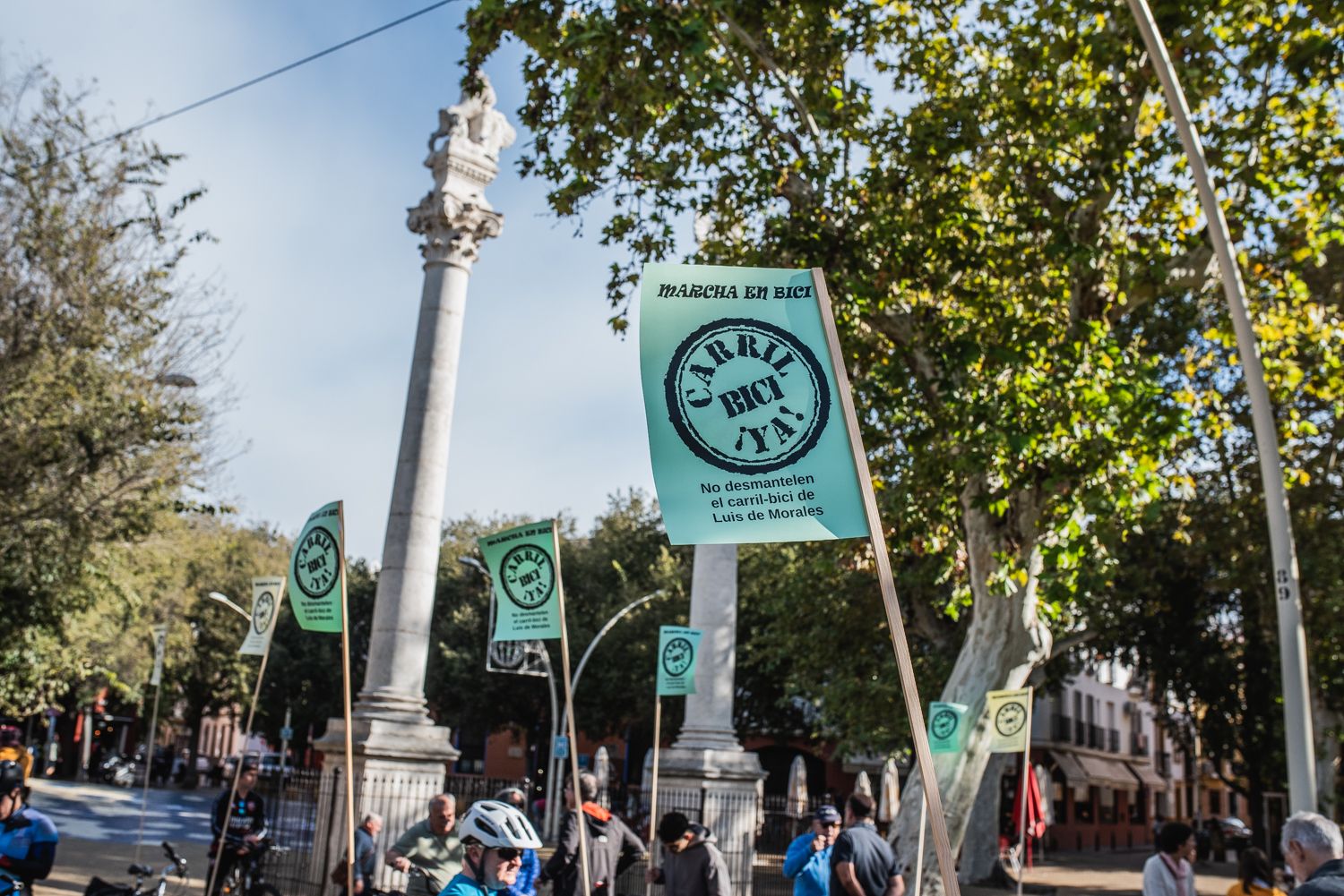 La marcha convocada por A Contramano para defender el carril bici de Sevilla, en imágenes.