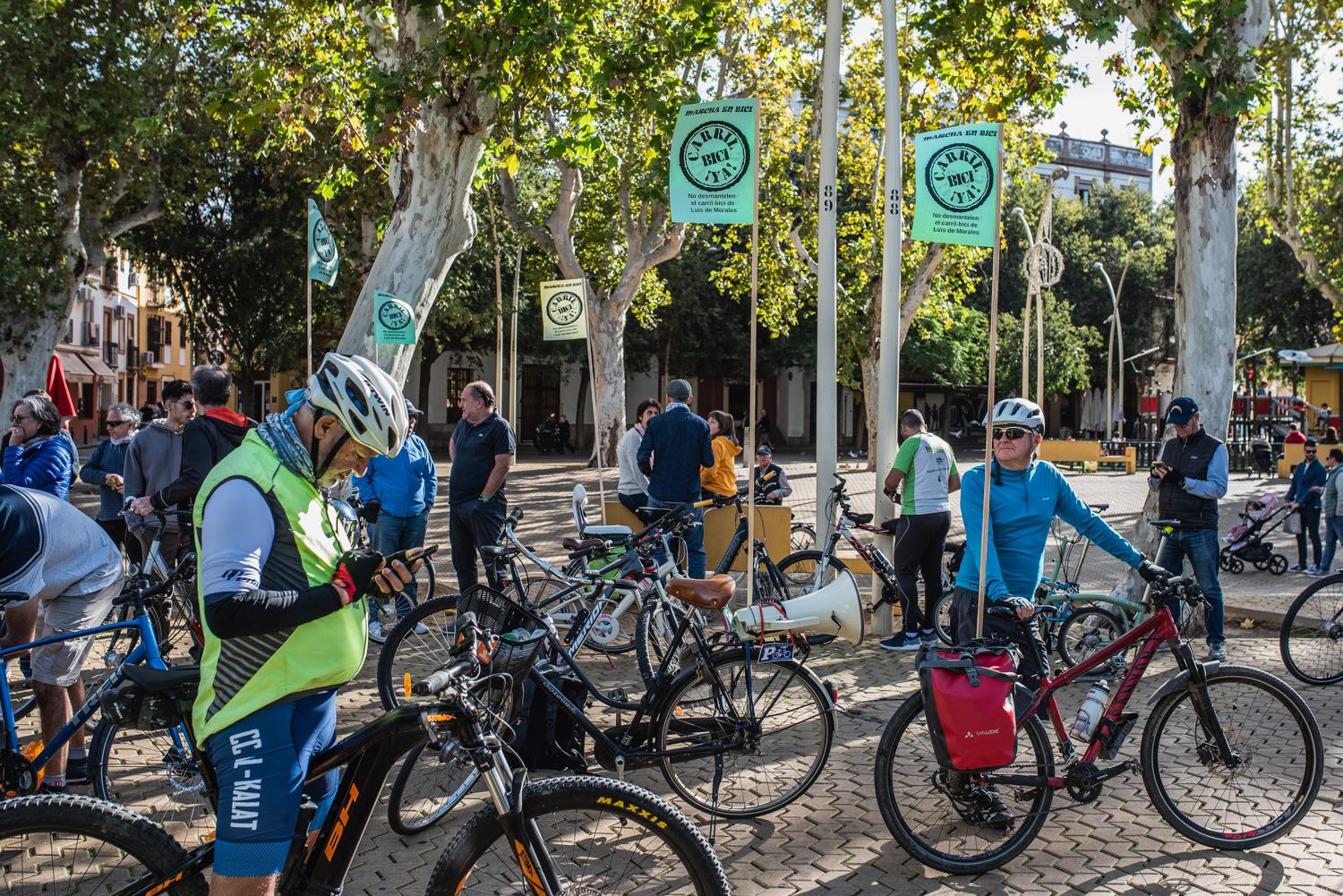 La marcha convocada por A Contramano para defender el carril bici de Sevilla, en imágenes.