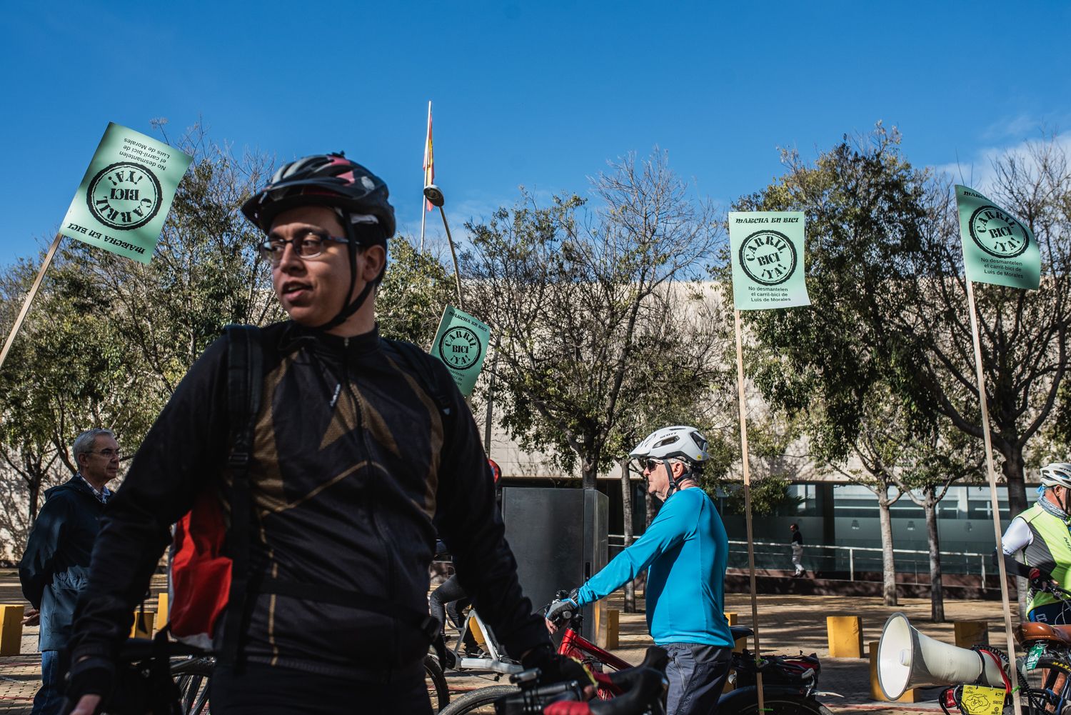 La marcha convocada por A Contramano para defender el carril bici de Sevilla, en imágenes.