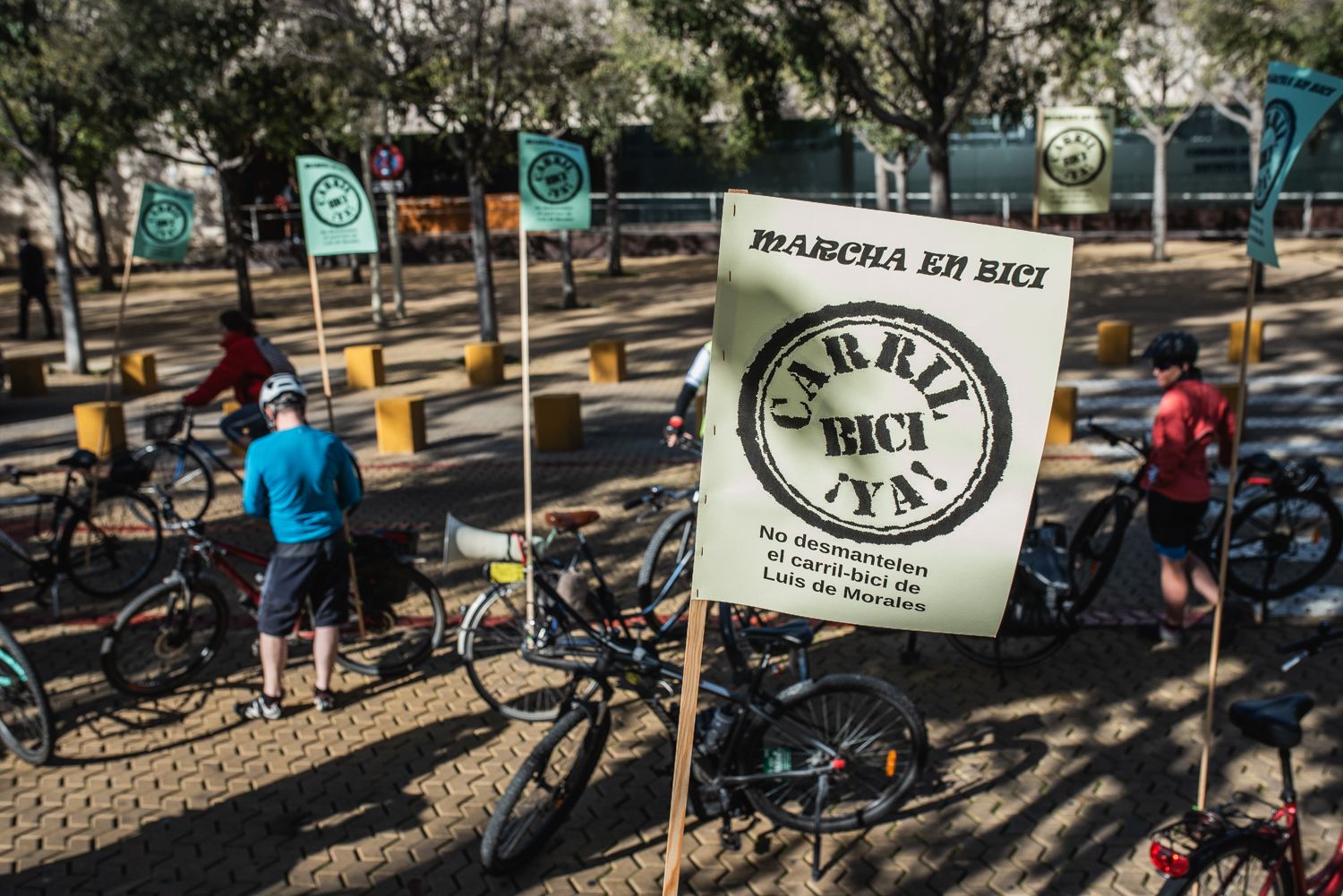La marcha convocada por A Contramano para defender el carril bici de Sevilla, en imágenes.