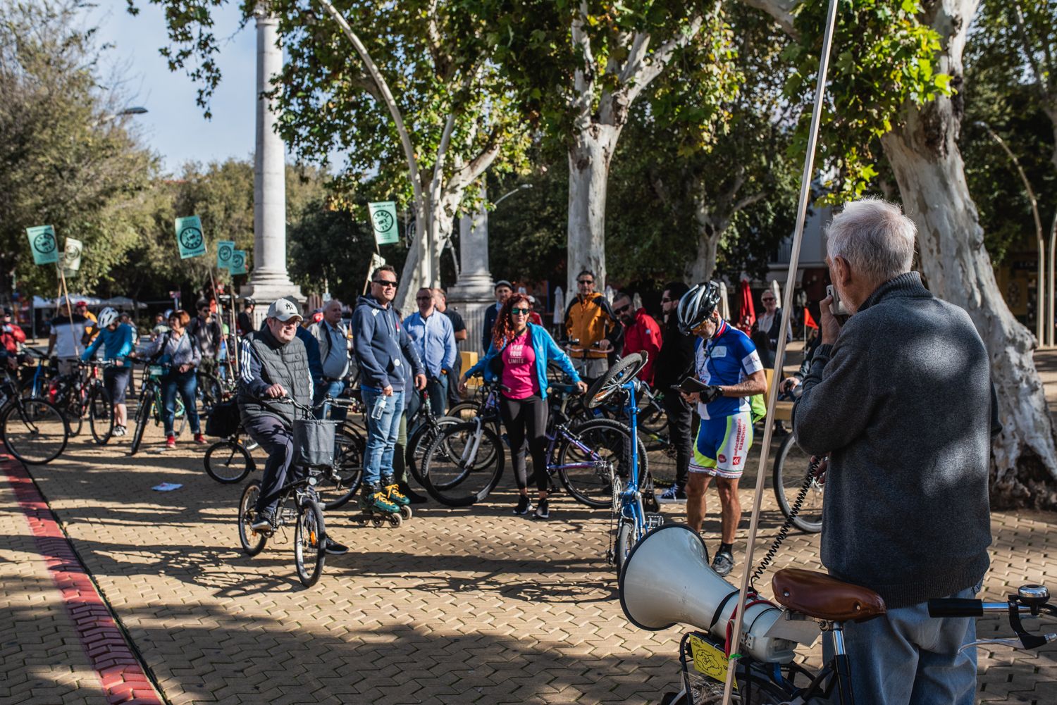 La marcha convocada por A Contramano para defender el carril bici de Sevilla, en imágenes.