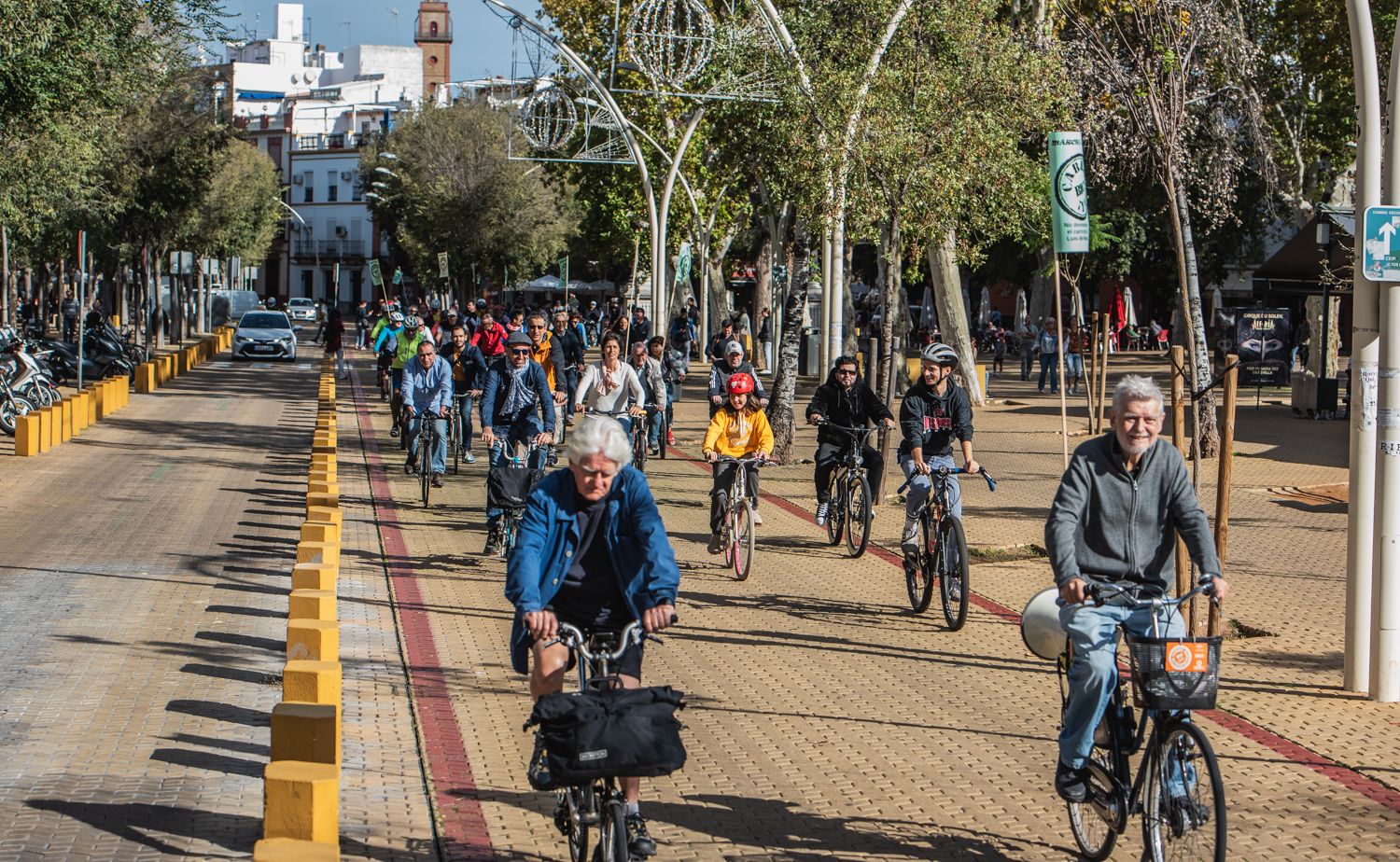 La marcha convocada por A Contramano para defender el carril bici de Sevilla, en imágenes.