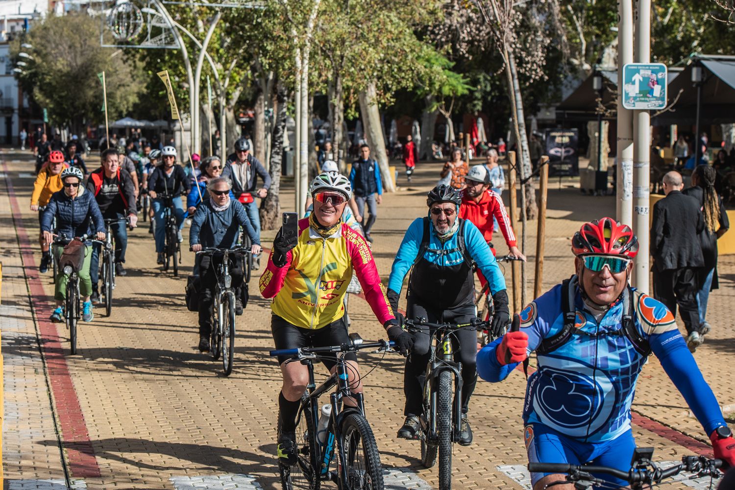 La marcha convocada por A Contramano para defender el carril bici de Sevilla, en imágenes.