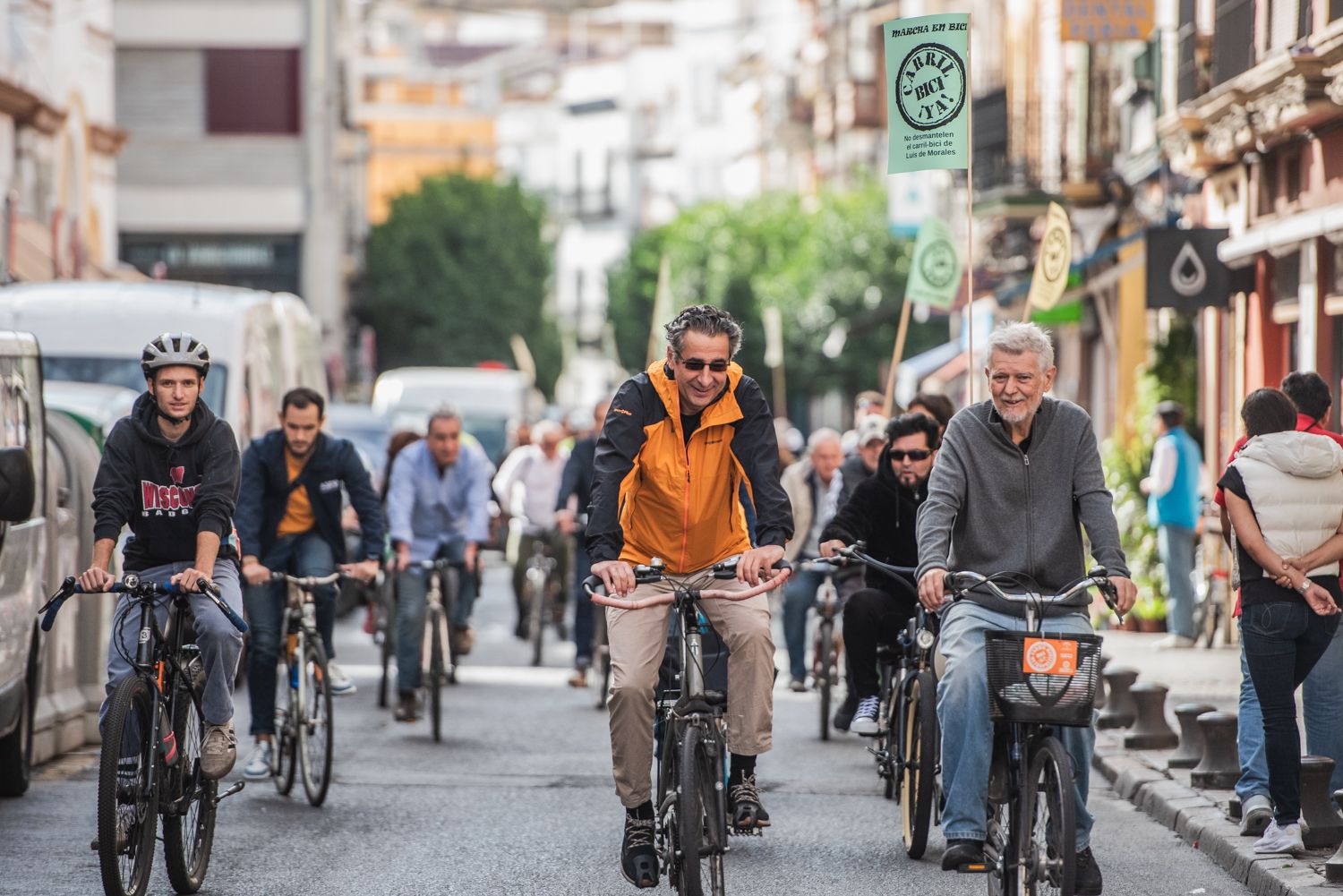 La marcha convocada por A Contramano para defender el carril bici de Sevilla, en imágenes.