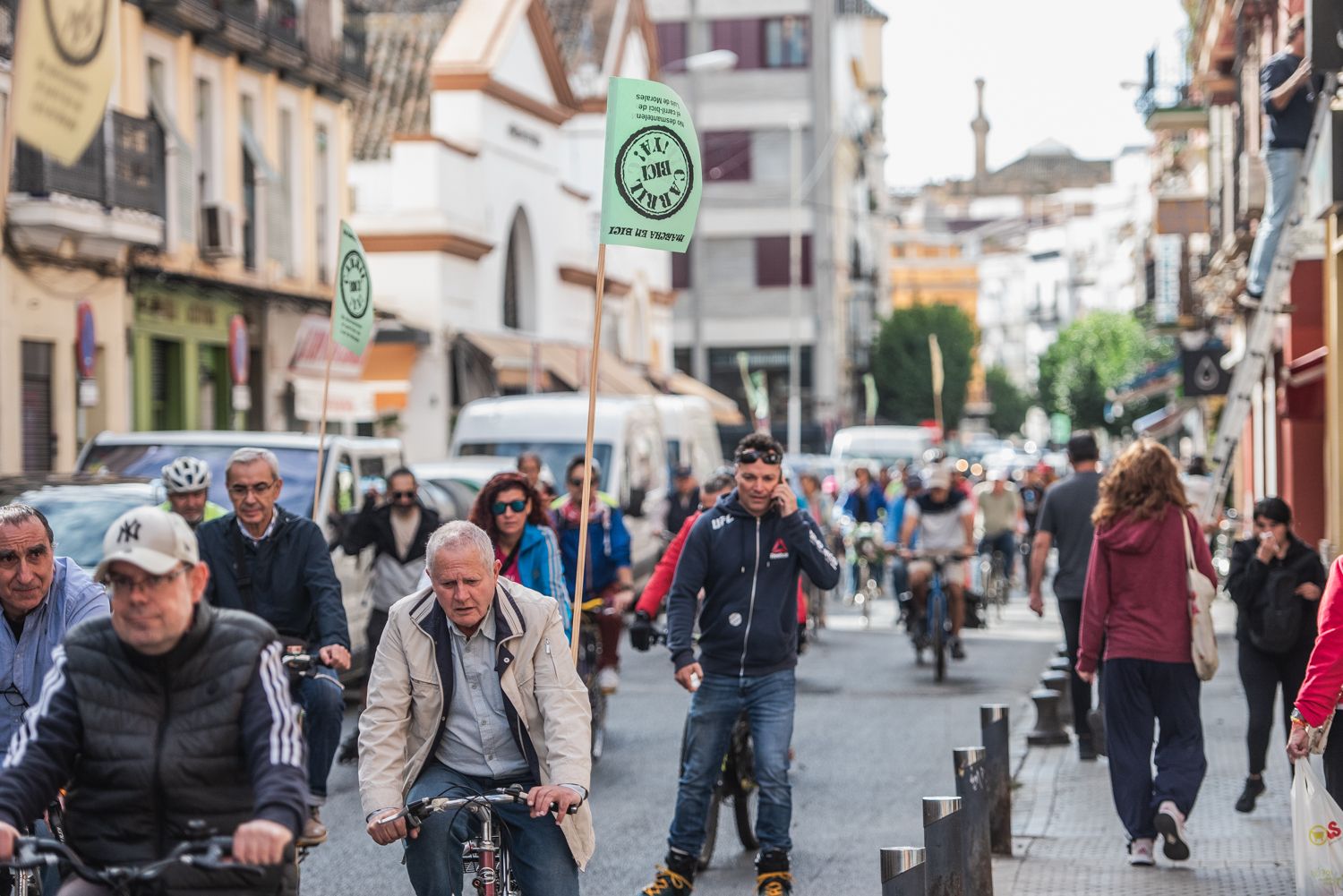 La marcha convocada por A Contramano para defender el carril bici de Sevilla, en imágenes.
