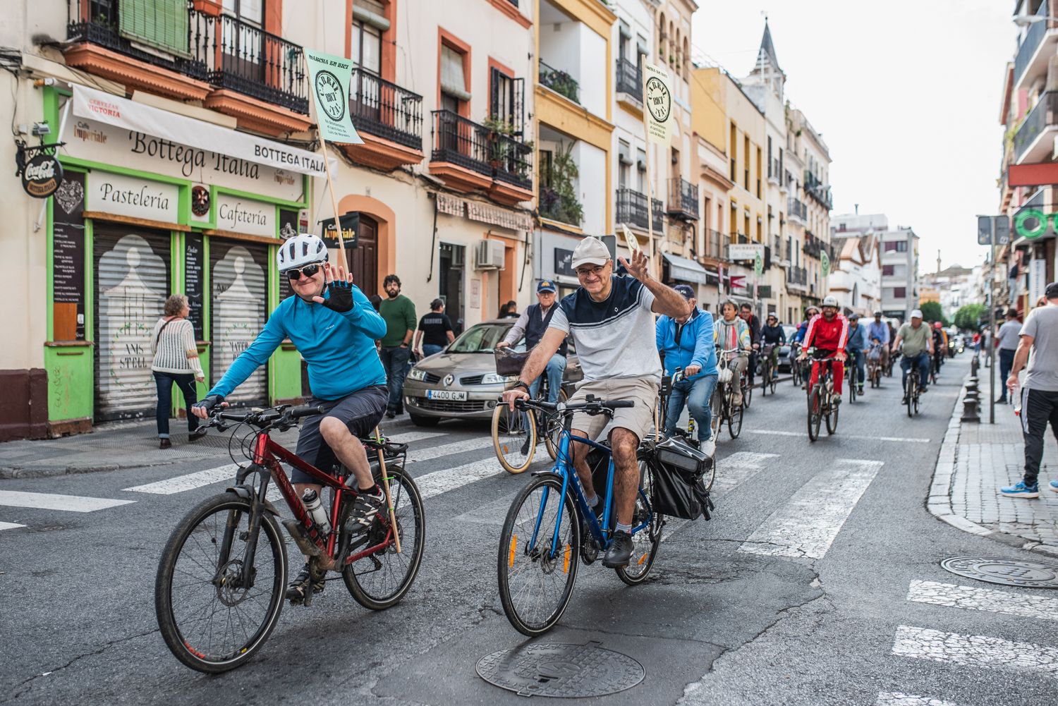 La marcha convocada por A Contramano para defender el carril bici de Sevilla, en imágenes.