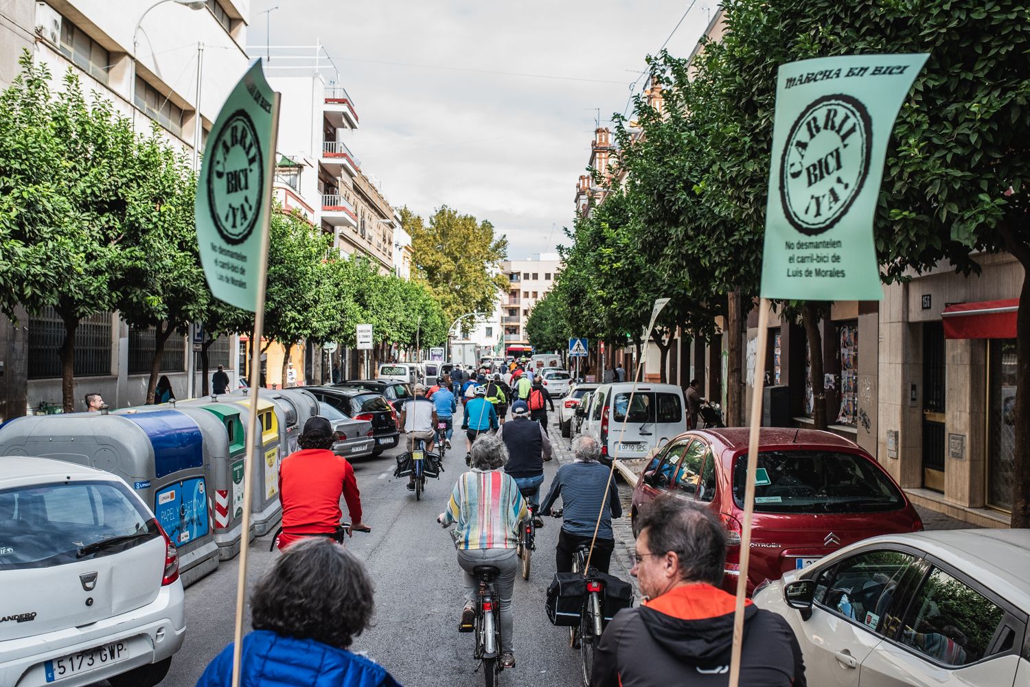 La marcha convocada por A Contramano para defender el carril bici de Sevilla, en imágenes.