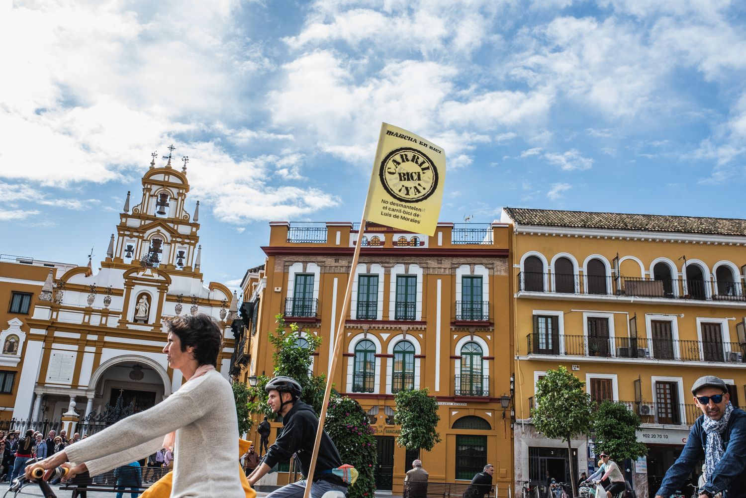 La marcha convocada por A Contramano para defender el carril bici de Sevilla, en imágenes.