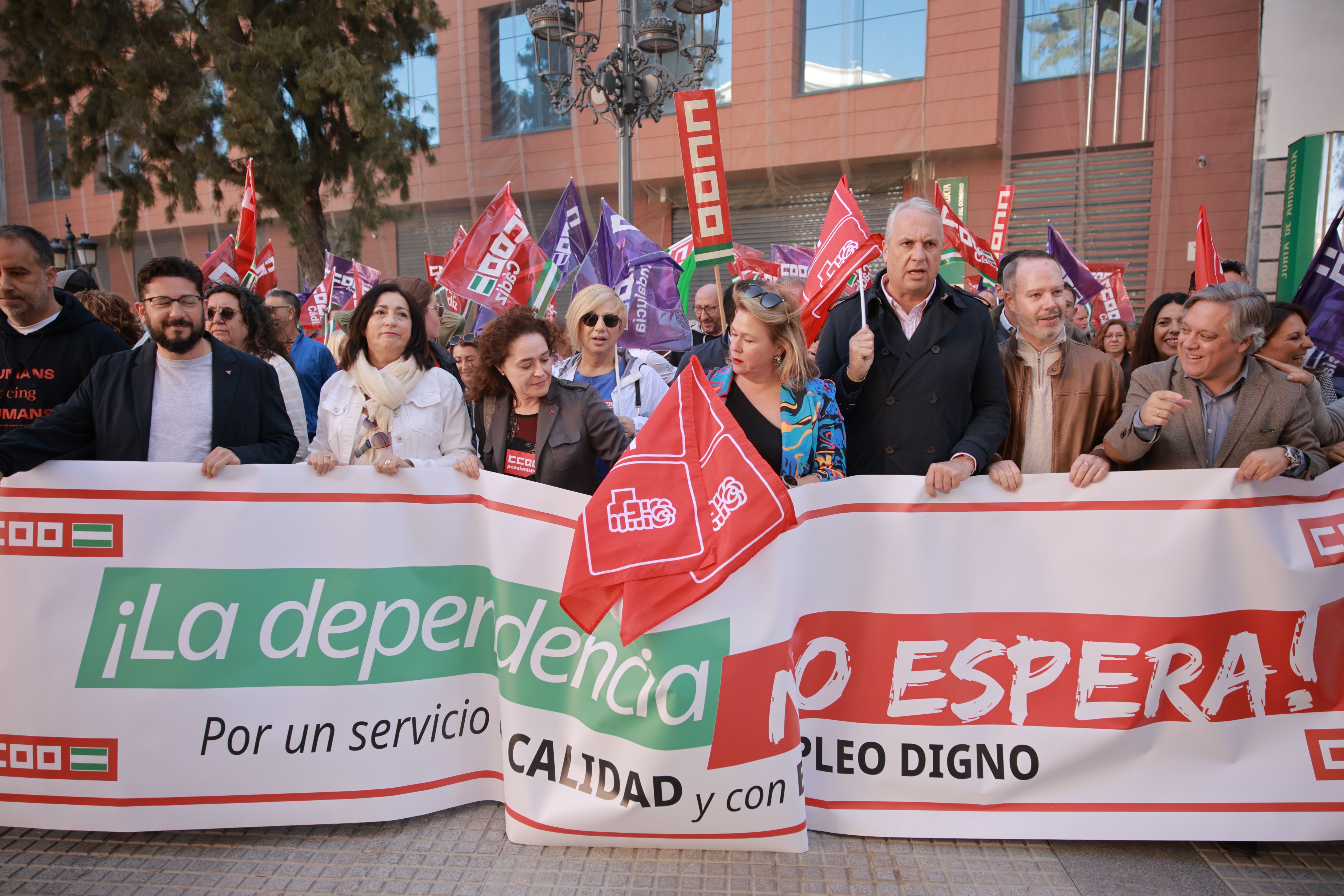 La concentración en Cádiz en defensa de la dependencia, en imágenes.
