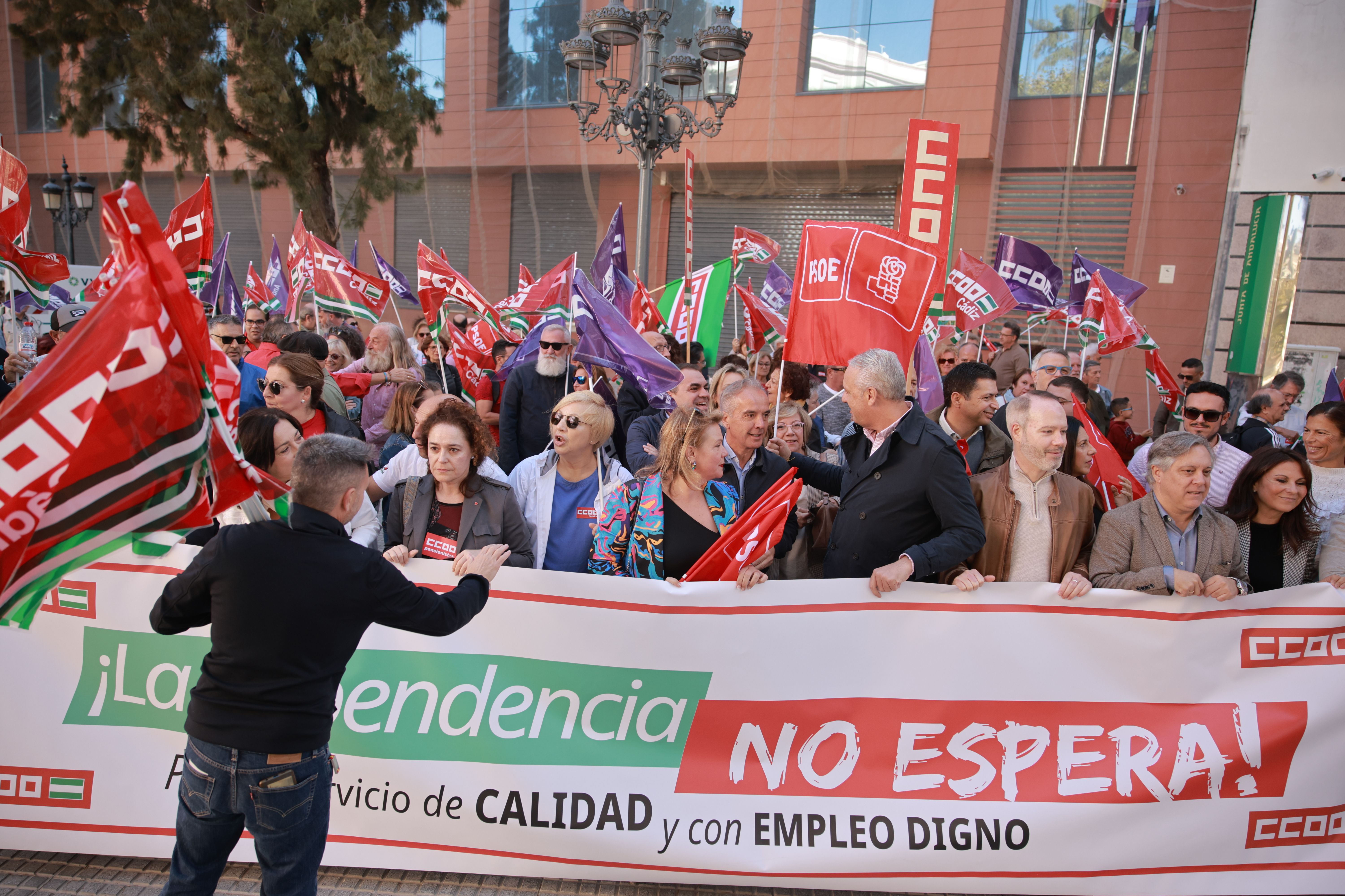La concentración en Cádiz en defensa de la dependencia, en imágenes.