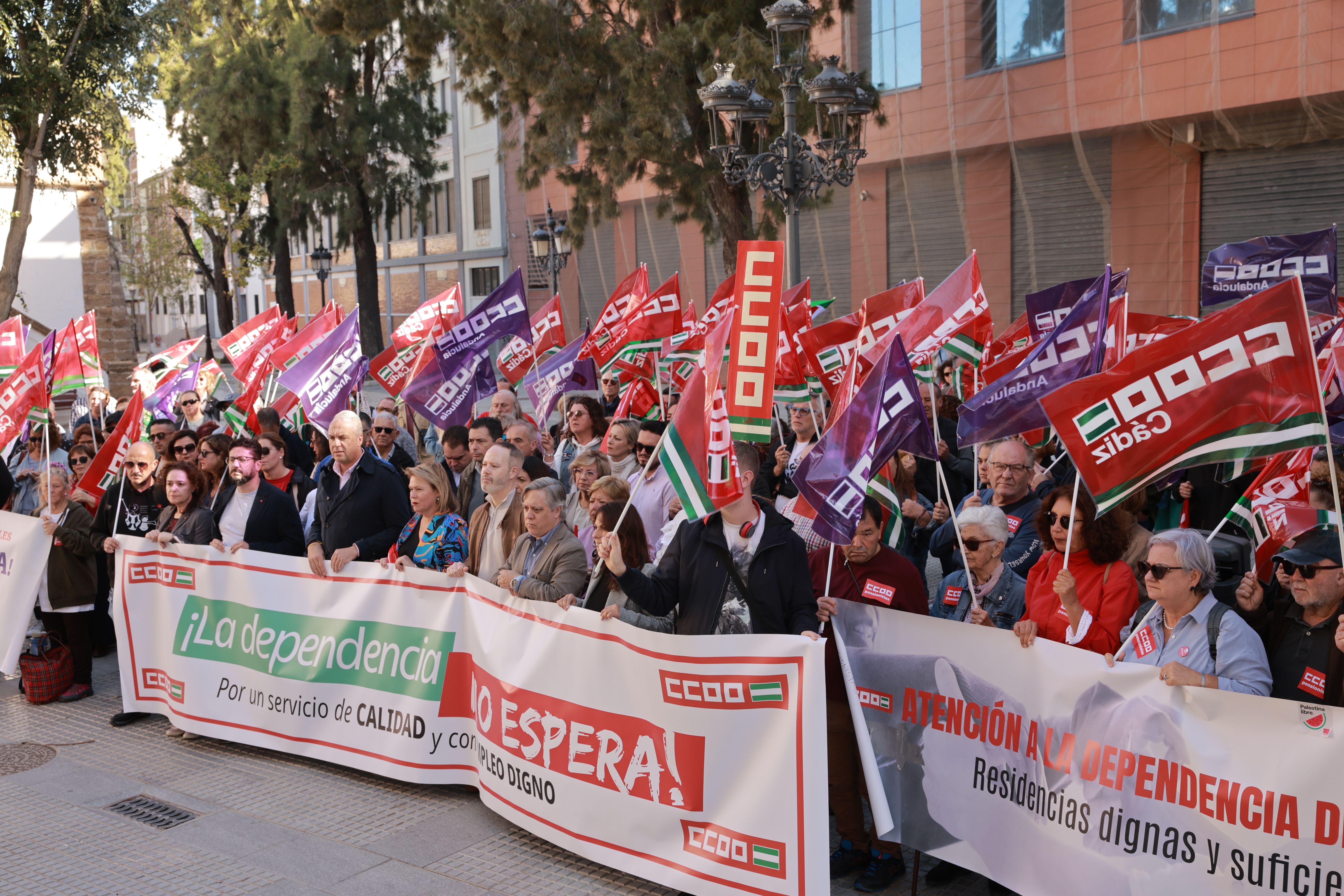 La concentración en Cádiz en defensa de la dependencia, en imágenes.