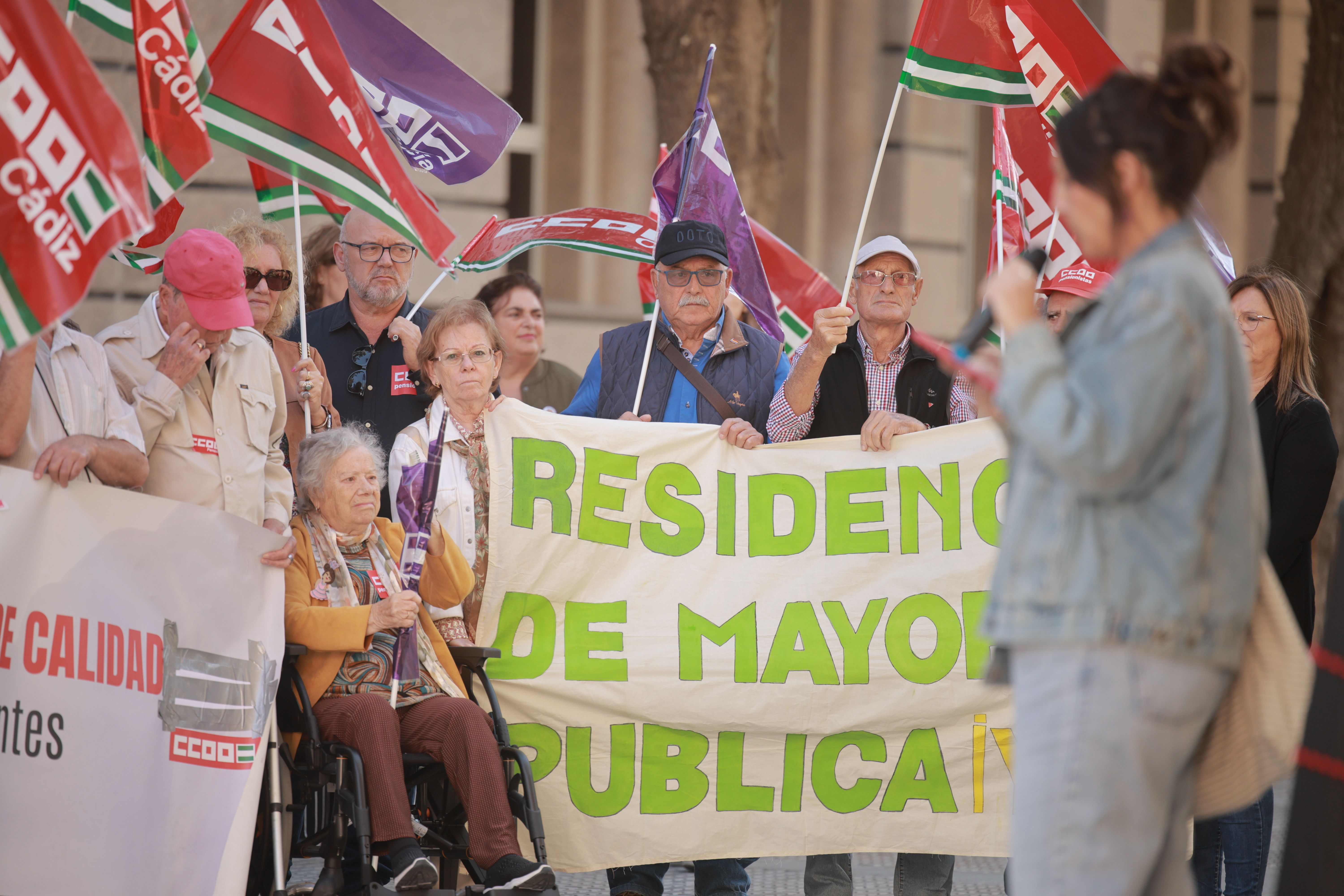 La concentración en Cádiz en defensa de la dependencia, en imágenes.