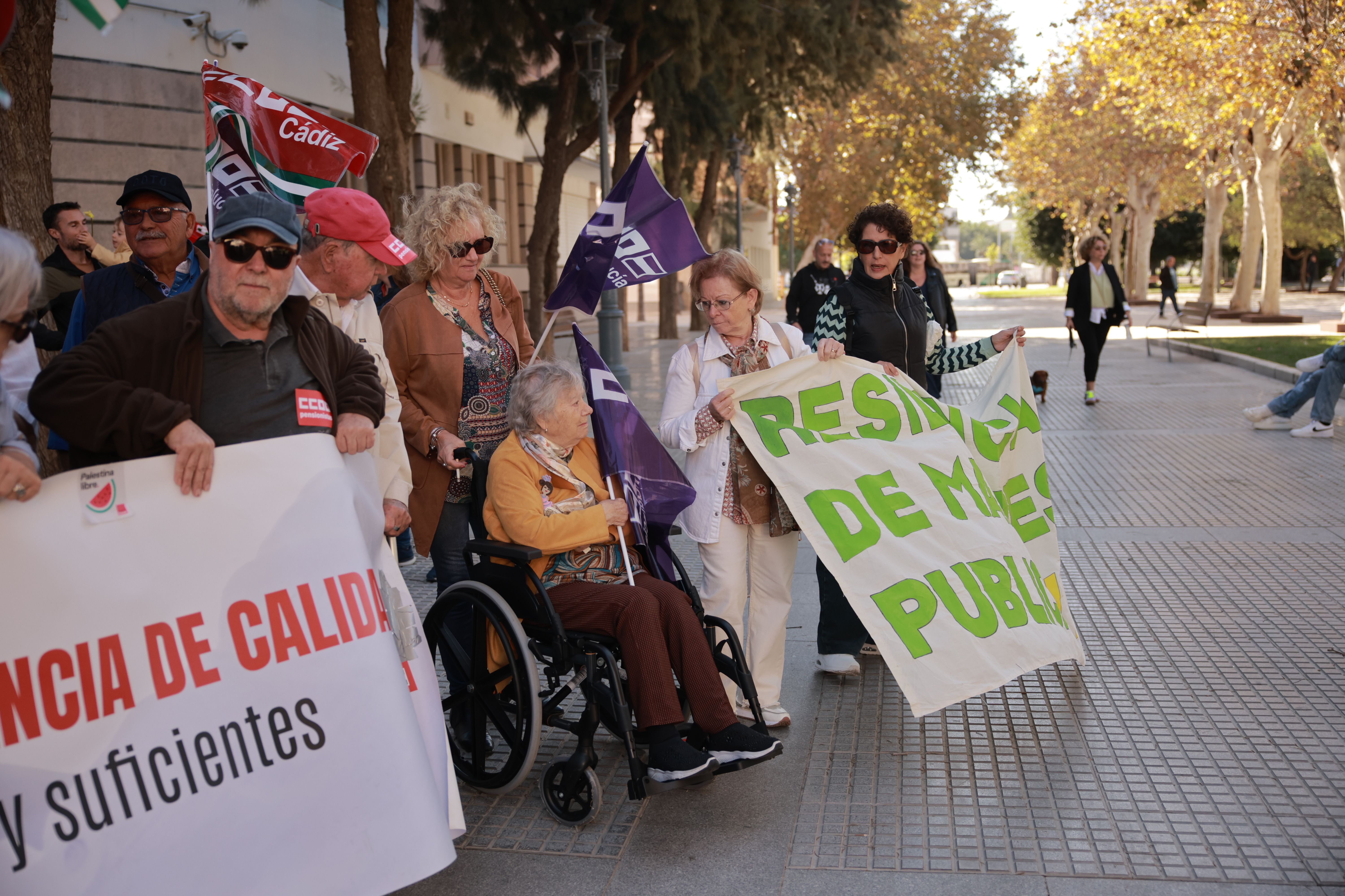 La concentración en Cádiz en defensa de la dependencia, en imágenes.