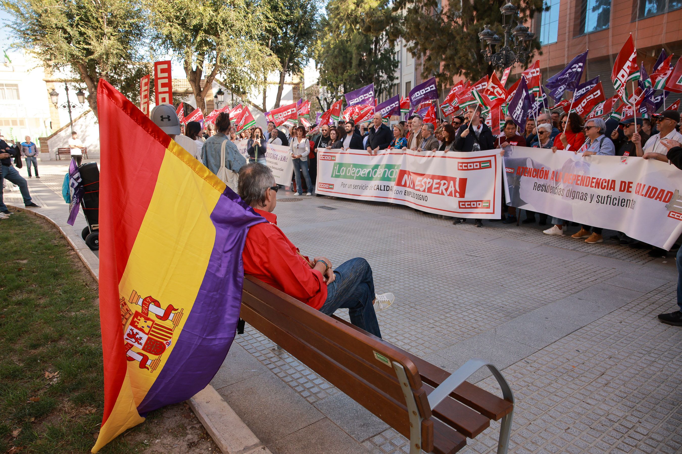 La concentración en Cádiz en defensa de la dependencia, en imágenes.