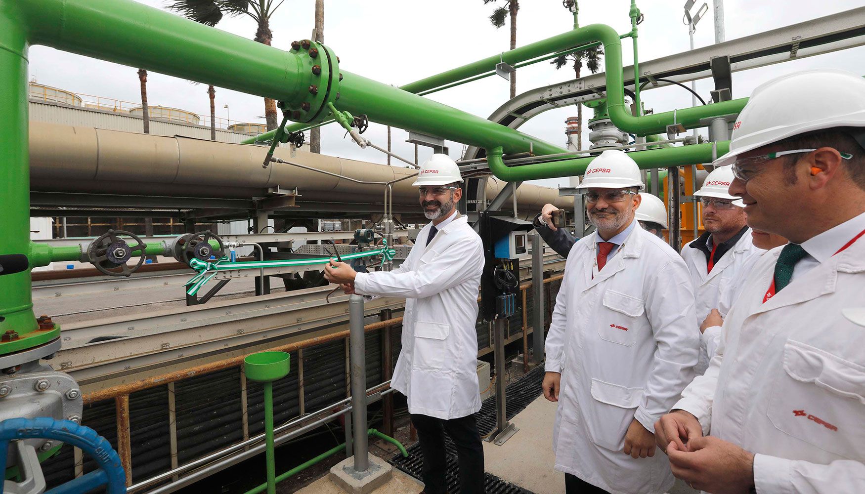 El actual consejero de Agricultura, Pesca, Agua y Desarrollo Rural de la Junta de Andalucía en una visita a la planta de Cepsa en San Roque meses atrás.