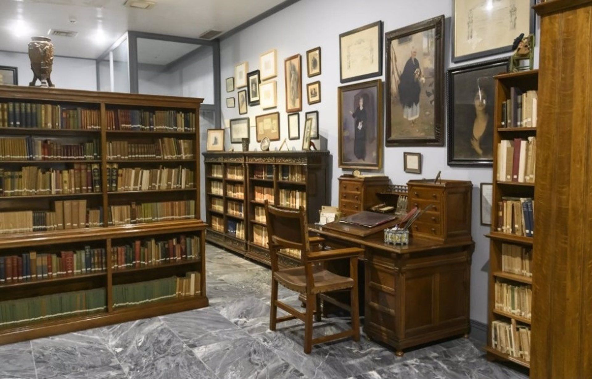 La muestra de los hermanos Álvarez Quintero, ilustres utreranos del siglo XIX.