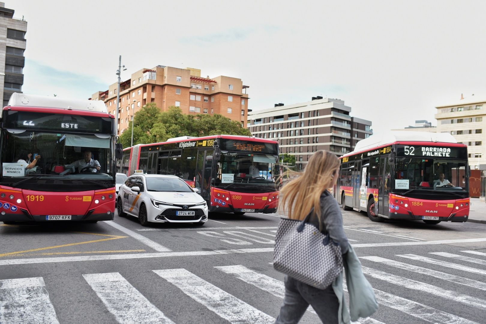 Tres autobuses en Sevilla.