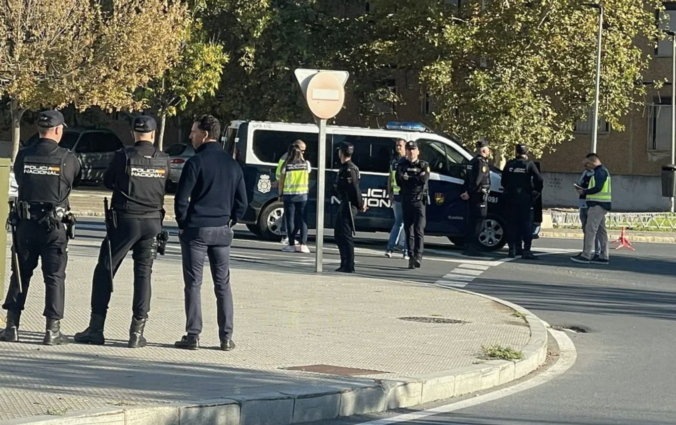 Imagen de una actuación policial en El Torrejón, uno de los barrios de Huelva cercados por la Policía Nacional.