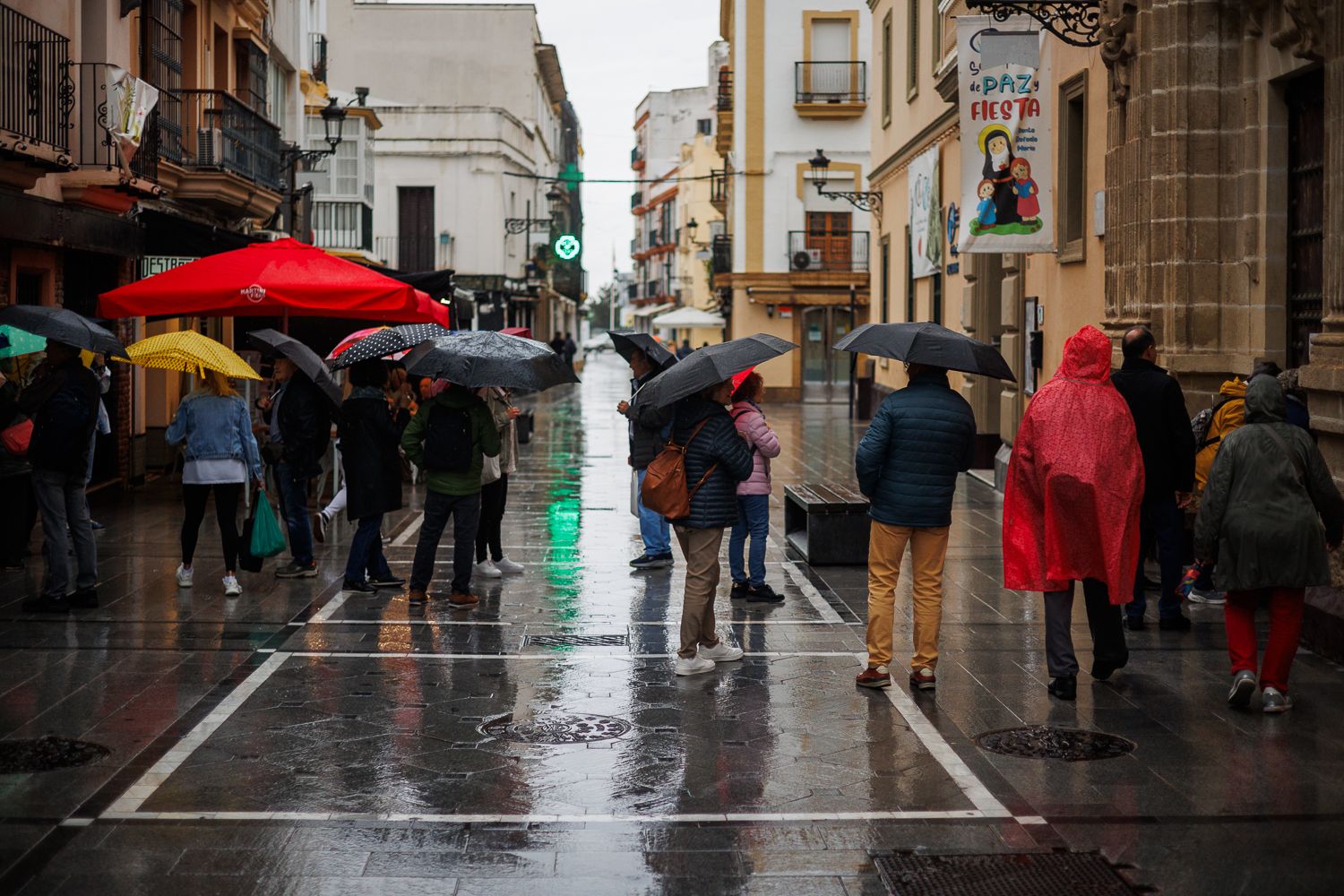 Varias personas se refugian de las lluvias en El Puerto. Varias personas se refugian de las lluvias en El Puerto.