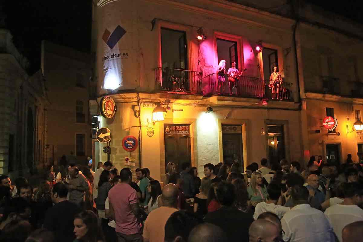 Un concierto, los llamados 'balconing', en la primera redacción de lavozdelsur.es.