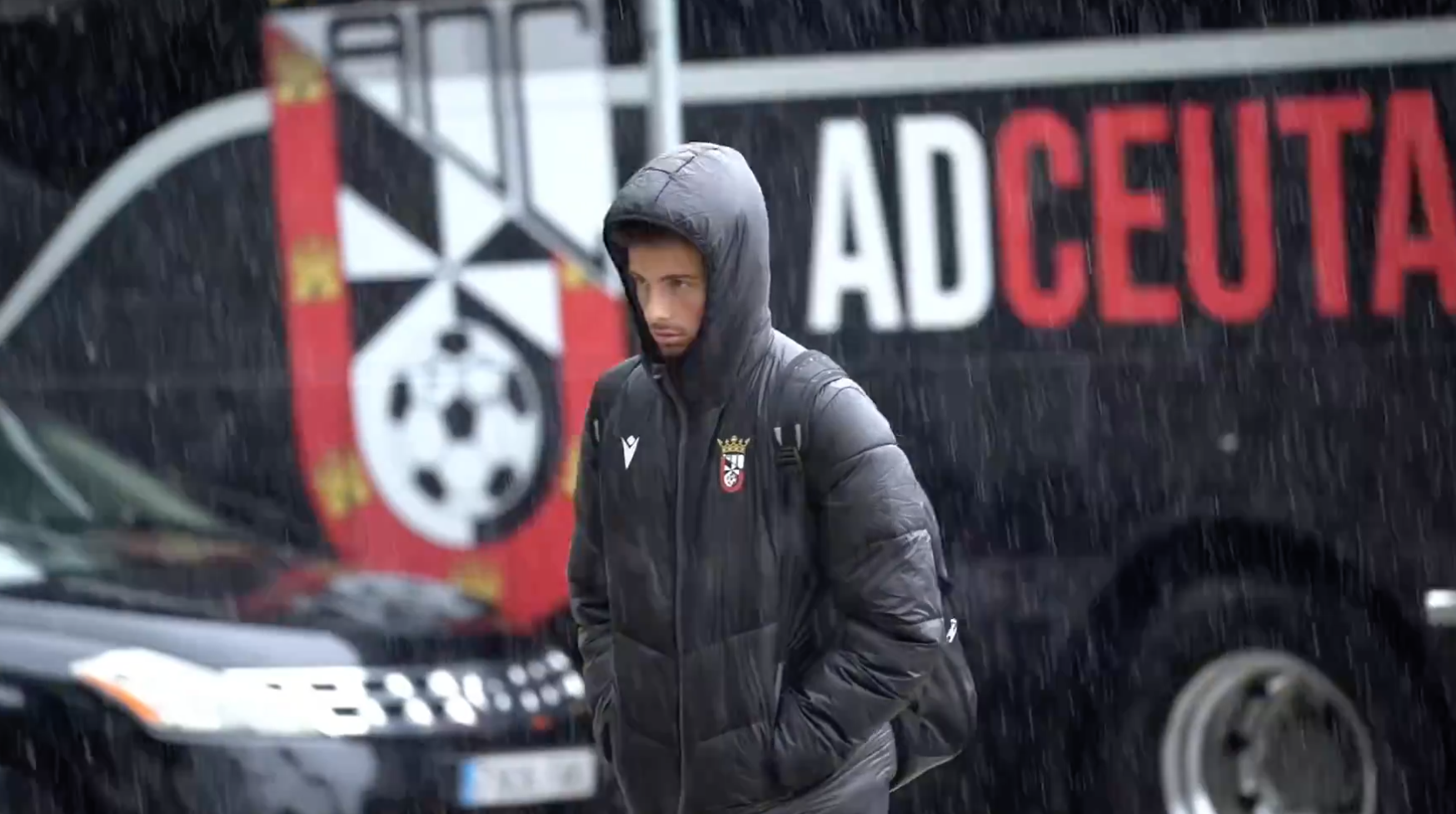 Un jugador del Ceuta, a su llega a Jerez este miércoles, antes de que se aplazara el encuentro de Copa.