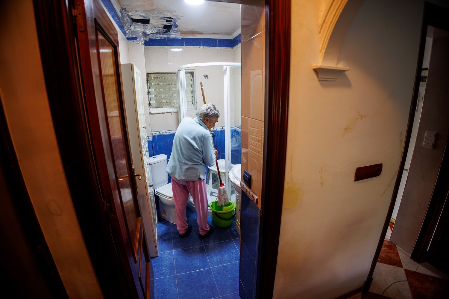 Vecinos de la Asunción, mostrando los estragos de la DANA.