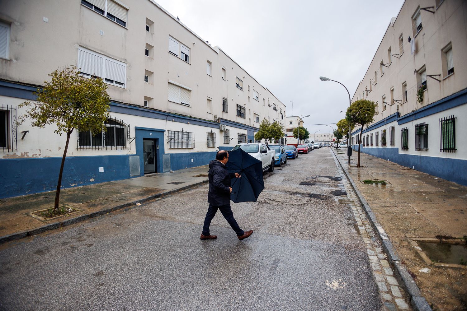 Un hombre se resguarda de la lluvia, tras el paso de la última DANA. Un hombre se resguarda de la lluvia, tras el paso de la última DANA.