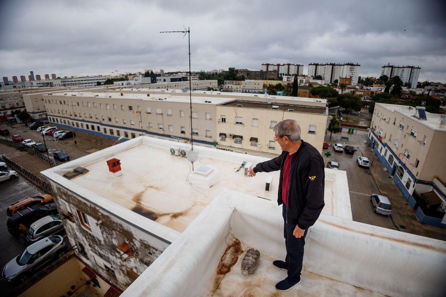 Vecinos de la Asunción, mostrando los estragos de la DANA.