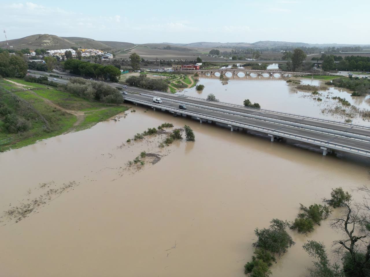 Desalojo de los vecinos por el desborde del Guadalete