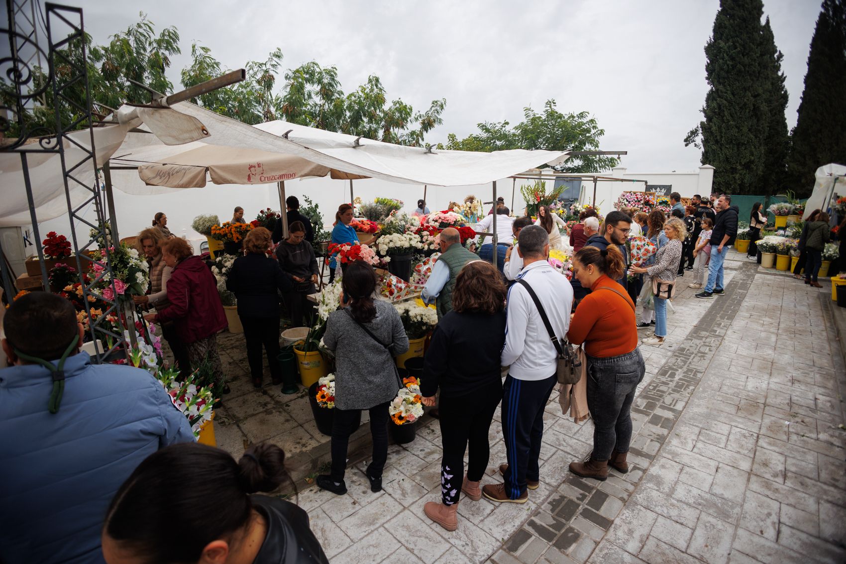 Un inusual Día de Todos los Santos en el cementerio de Jerez