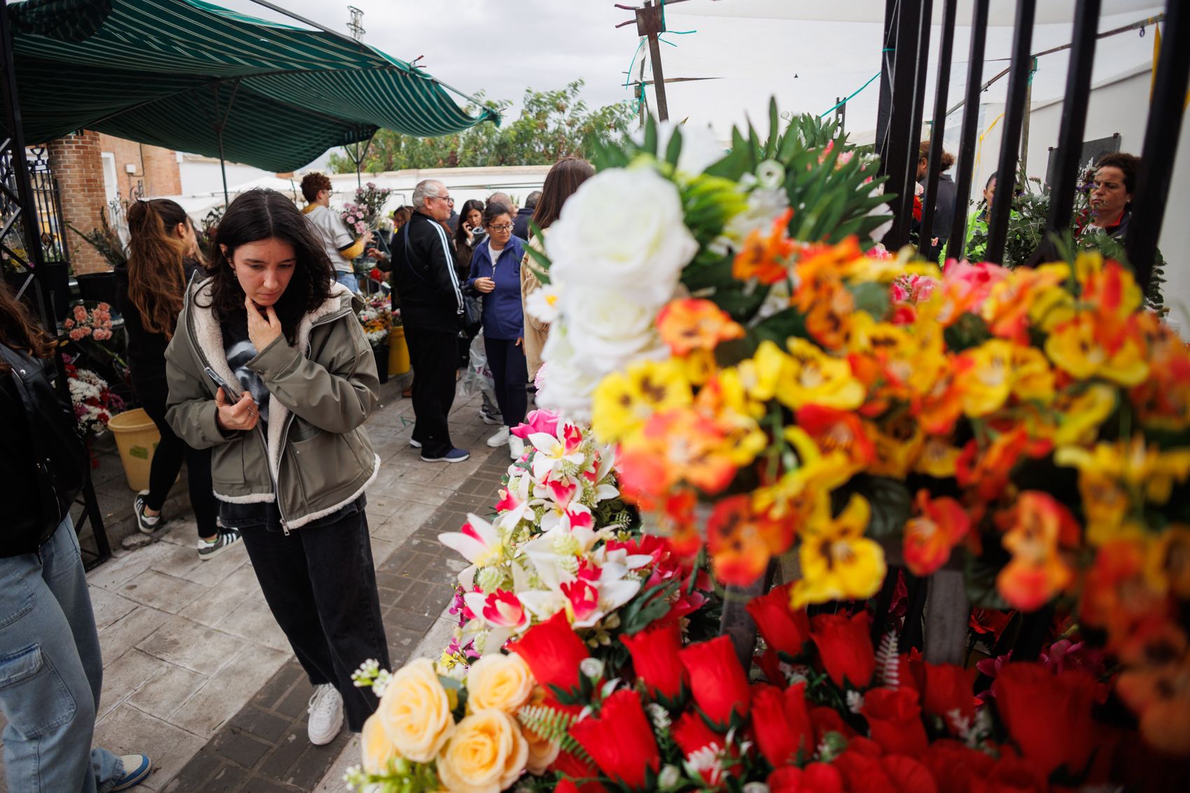 Un inusual Día de Todos los Santos en el cementerio de Jerez