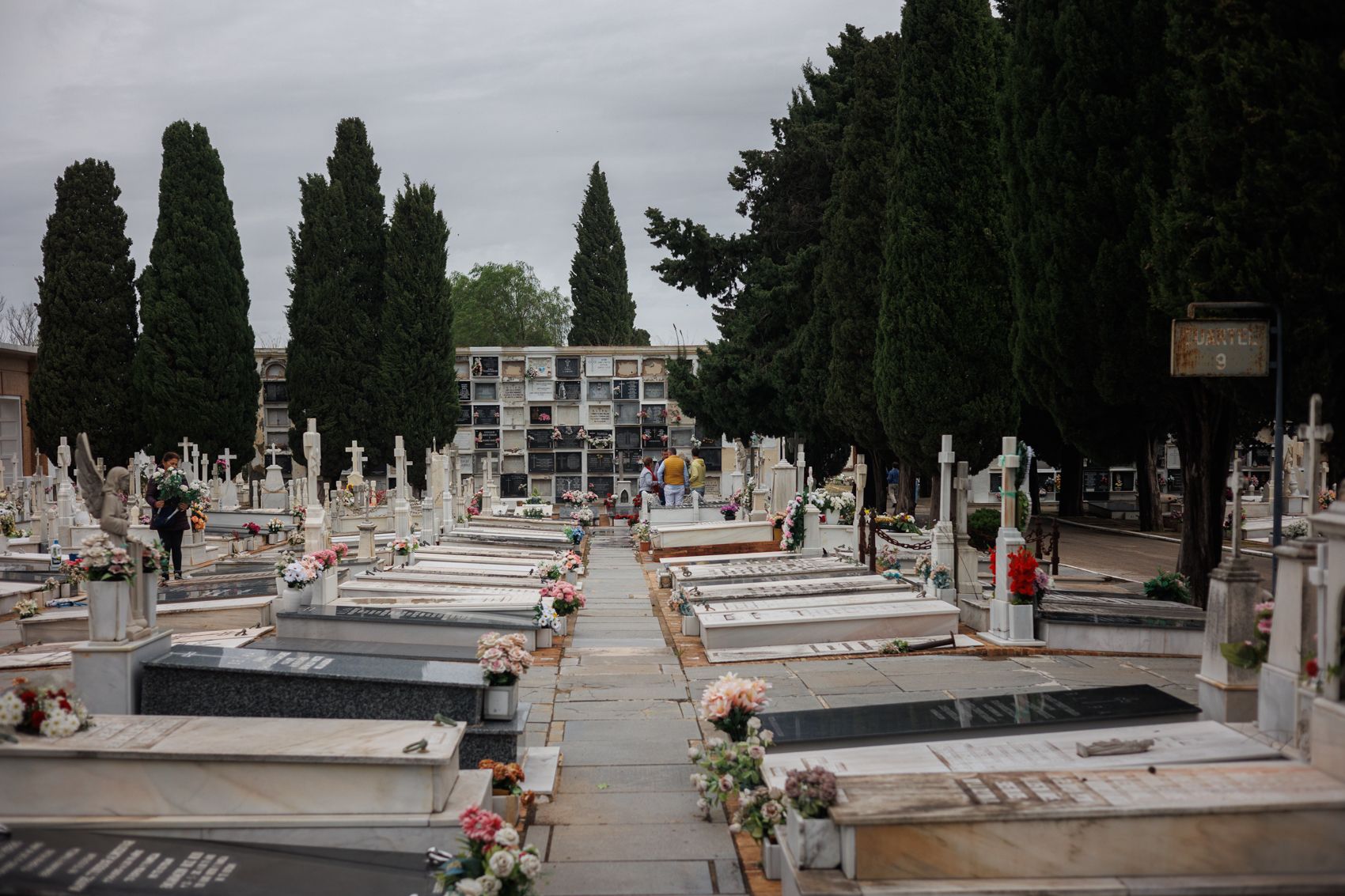 Un inusual Día de Todos los Santos en el cementerio de Jerez