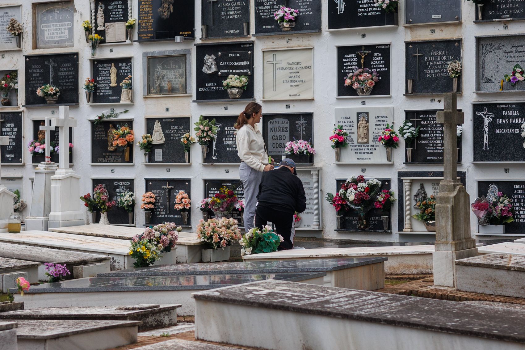 Un inusual Día de Todos los Santos en el cementerio de Jerez