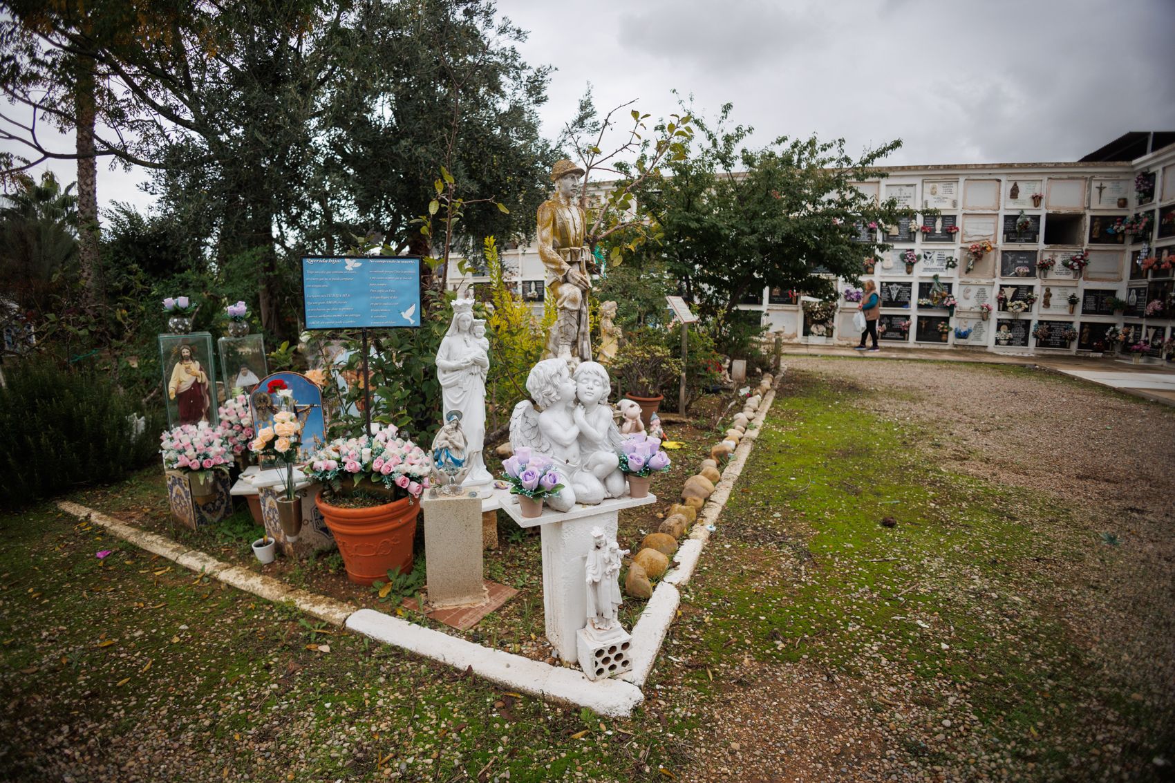 Un inusual Día de Todos los Santos en el cementerio de Jerez