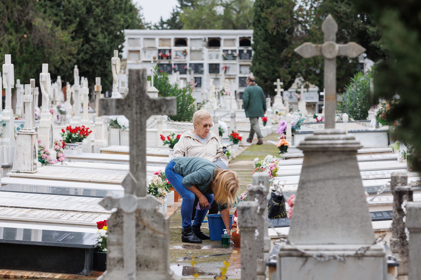 Un inusual Día de Todos los Santos en el cementerio de Jerez